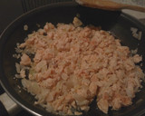 Foto del paso 2 de la receta: Arroz con salmón y huevo