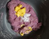Foto langkah ke 2 dari resep Roti Goreng Ubi Ungu.