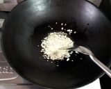 Foto langkah ke 2 dari resep Indomie Goreng Tumis Lezat.