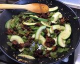 Une image de l'étape 11 de Saucisses fumées aux poivrons verts, tomates séchées et courgette.