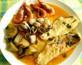 Foto del paso 5 de la receta Merluza al ajillo con alcachofas, gambas y almejas