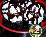 صورة لخطوة 4 من وصفة كيكه الشوكولاته بأيس كريم الفانيليا وصوص الكراميل 🍨🍧