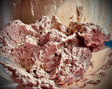 Foto del paso 1 de la receta: Brazo gitano de fresones blancos y rojos con nata y trufa