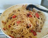 Foto del passaggio 2 della ricetta Spaghetti al tonno rosso, pistacchi e olive nere