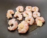 Foto del paso 5 de la receta: Langostinos fritos con castañas