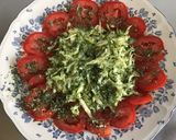 Une image de l'étape 4 de Salade de tomates et courgettes râpées au persil et citron.