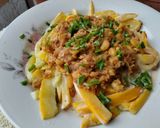 Foto del paso 7 de la receta: Fideos de calabacín amarillo con salsa cremosa y salteado de garbanzo🍝🧆🍜