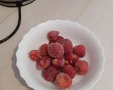 ,,Mrożony jogurt truskawkowy z bananem,, krok przepisu 1 zdjęcie