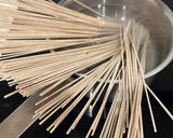 Hình bước làm 1 của món Mì Soba Lạnh với Trứng Gà Đen Nhật