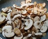 Foto del passaggio 2 della ricetta Funghi in padella con pomodorini