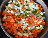 Foto del paso 1 de la receta: Pimientos tricolor rellenos de carne, verduras y arroz