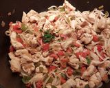 Une image de l'étape 7 de Nouilles chinoises au poulet et aux légumes.