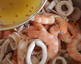 Foto del paso 3 de la receta: Ensalada de calamar y langostinos con mostaza y miel