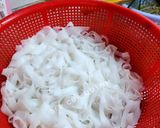 Hình bước làm 1 của món Phở khô xào hải sản