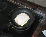 Foto del paso 1 de la receta: Bocadillo de lomo adobado con queso y cebolla frita con papas