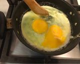 Foto del paso 2 de la receta: Huevos revueltos simples 🥚