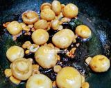 A picture of step 2 of Garlic Peas Mushrooms.