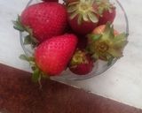A picture of step 1 of Strawberry shake.