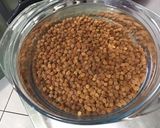 Une image de l'étape 1 de Pois chiches bruns aux tomates, oignon et épices.
