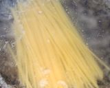 Gambar langkah 1 resipi Spaghetti Ayam dan Cendawan Shiitake.