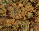 A picture of step 4 of Alu or palak ky pakory.