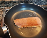 Foto del paso 6 de la receta: Salmón con arroz y aguacate al pesto