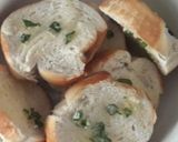 Foto del paso 4 de la receta: Ensalada de pollo con tostadas de pan al ajillo.
