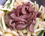 Hình bước làm 4 của món Cật Heo Xào Bí Ngòi