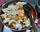 A picture of step 2 of Gobhi Aloo Baingan.