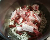 Foto del paso 2 de la receta: Alubias con costillas de cerdo en la olla exprés