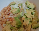 Foto del paso 3 de la receta: Ensalada de garbanzos con aguacate, nueces y dátiles 😄