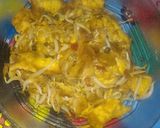 Foto langkah ke 3 dari resep Telor Dadar Cah Toge.