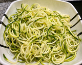 Foto del paso 2 de la receta: Espagueti de calabacín con langostinos 🦐🥒 Calapasta (Para 2 personas)