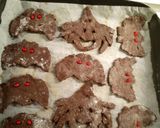 Foto del passaggio 7 della ricetta Pipistrelli e ragni Halloween. Biscotti alla banana e cacao