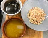 Foto del paso 2 de la receta: Masa para croquetas de tinta, sepia y gambas (truco para una bechamel perfecta)