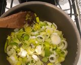 Foto del paso 3 de la receta: Fideos salteados con puerro y salsa de soja