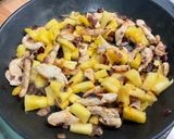 Une image de l'étape 9 de Poulet à l’ananas, oignon rouge, coriandre et cacahuètes.