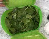 Foto del paso 2 de la receta Espinacas con dátiles y piñones en Lékué al microondas