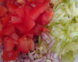 Foto del paso 1 de la receta: Ensalada de pepino, tomate y aguacate aliñada con agua de mar