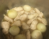 Foto del paso 3 de la receta: Solomillos de pollo con ciruelas y cebollitas francesas