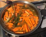 Une image de l'étape 6 de Carottes glacées et caramélisées aux câpres italiennes et oignon de roscoff.