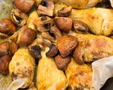 Foto del paso 3 de la receta: Muslitos de pollo al curry con portobellos en freidora de aire
