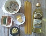 Foto langkah ke 1 dari resep Garlic Shrimp Spaghetti.