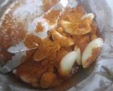 A picture of step 3 of Gujrati dabeli.