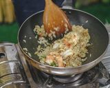 รูปขั้นตอนการทำที่ 15 ของ ข้าวผัด กะเพราคลุก กุ้ง กลิ่นหอมฟุ้ง รสชาติจัดจ้าน