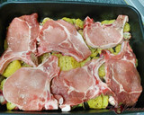 Foto del paso 5 de la receta: Chuletas de cerdo al horno con glaseado de mermelada de melocotón y especias