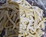 Foto langkah ke 2 dari resep Mie Ubi Kuning Kuah Santan.