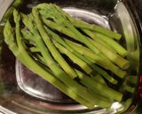 Une image de l'étape 2 de Asperges vertes poêlées au parmesan.