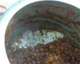 A picture of step 3 of Kaale channe with gravy.