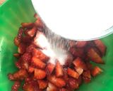 Foto del passaggio 2 della ricetta Crema di liquore alle fragole